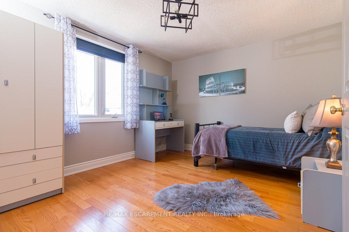 Photo 18 of 12 Larkspur Crescent, Hamilton, Meadowlands — HOMEH