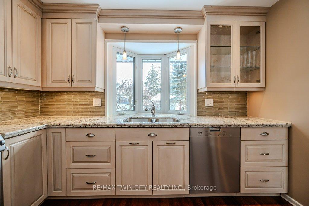 Photo 3 of 111 Dunsmere Drive, Kitchener — HOMEH