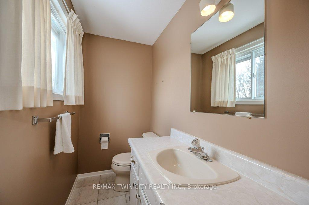 Photo 11 of 111 Dunsmere Drive, Kitchener — HOMEH