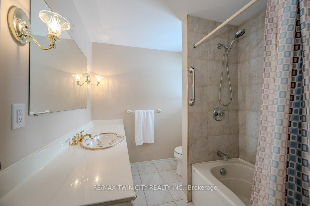 Photo 16 of 111 Dunsmere Drive, Kitchener — HOMEH