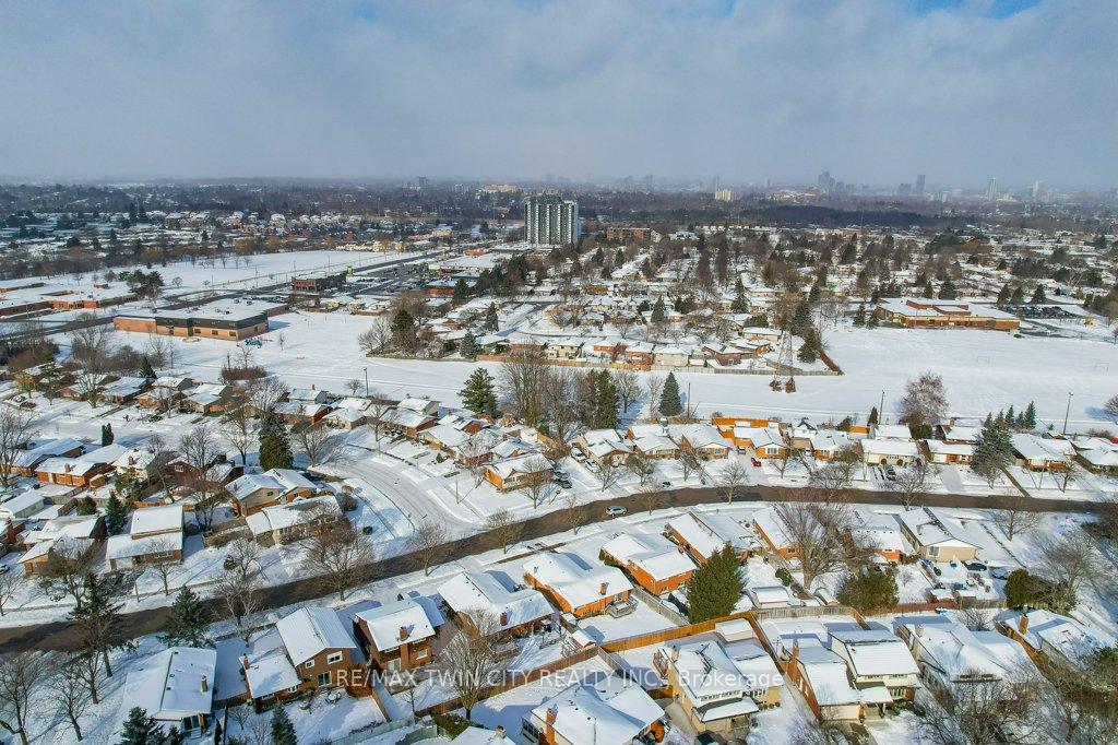 Photo 25 of 111 Dunsmere Drive, Kitchener — HOMEH