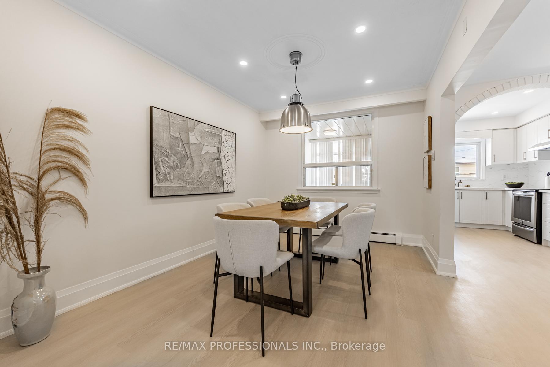 Photo 23 of 118 Holland Park Avenue, Toronto, Oakwood Village — HOMEH
