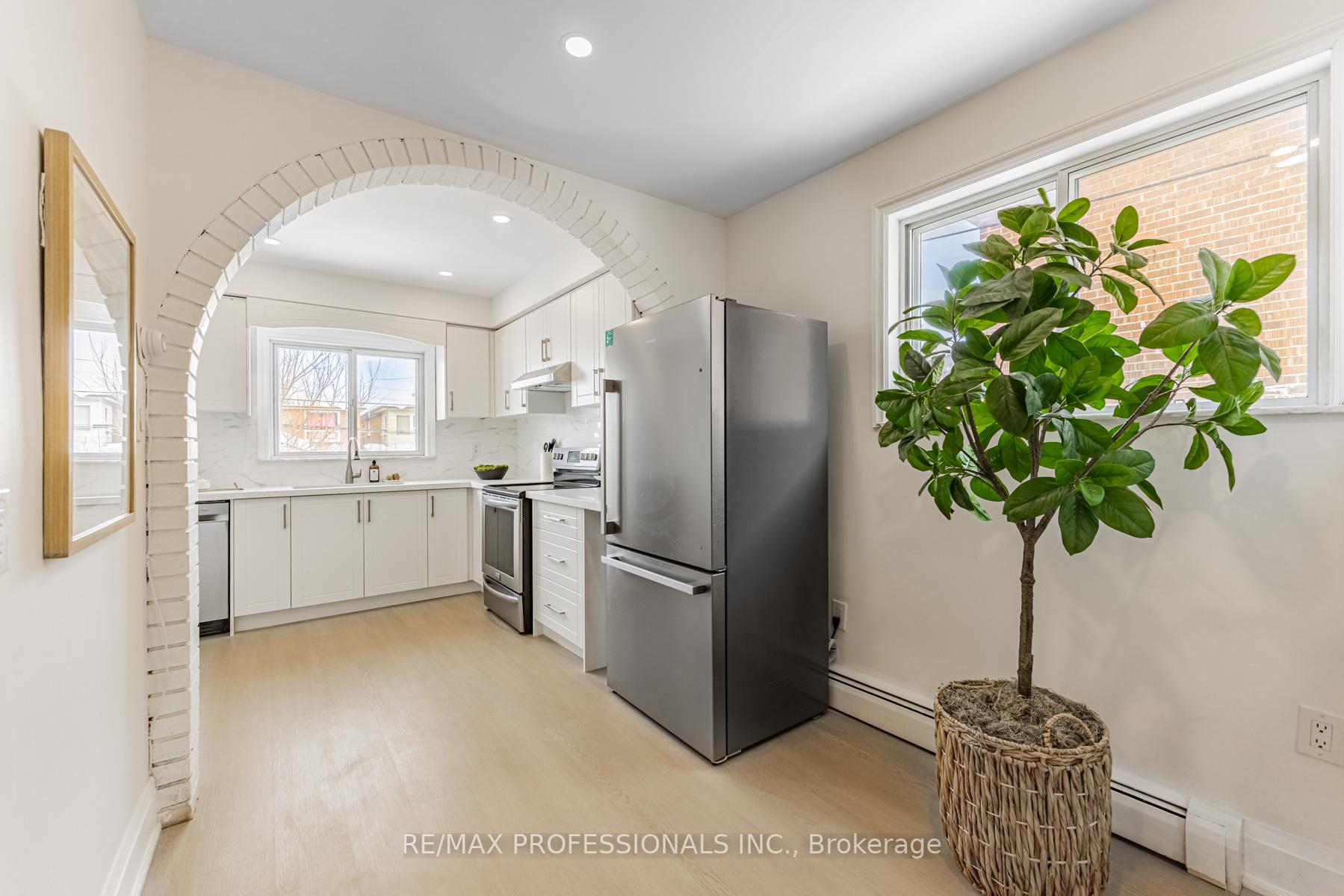 Photo 21 of 118 Holland Park Avenue, Toronto, Oakwood Village — HOMEH