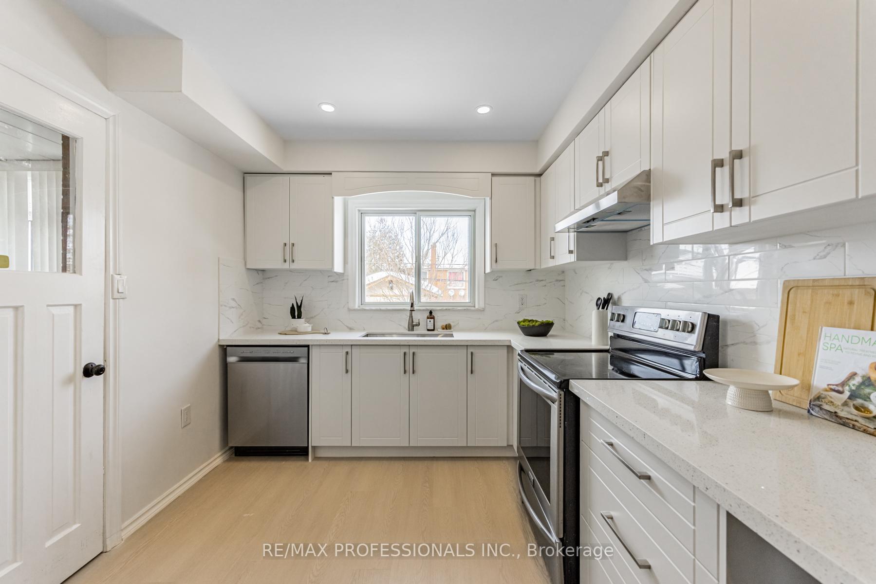 Photo 7 of 118 Holland Park Avenue, Toronto, Oakwood Village — HOMEH