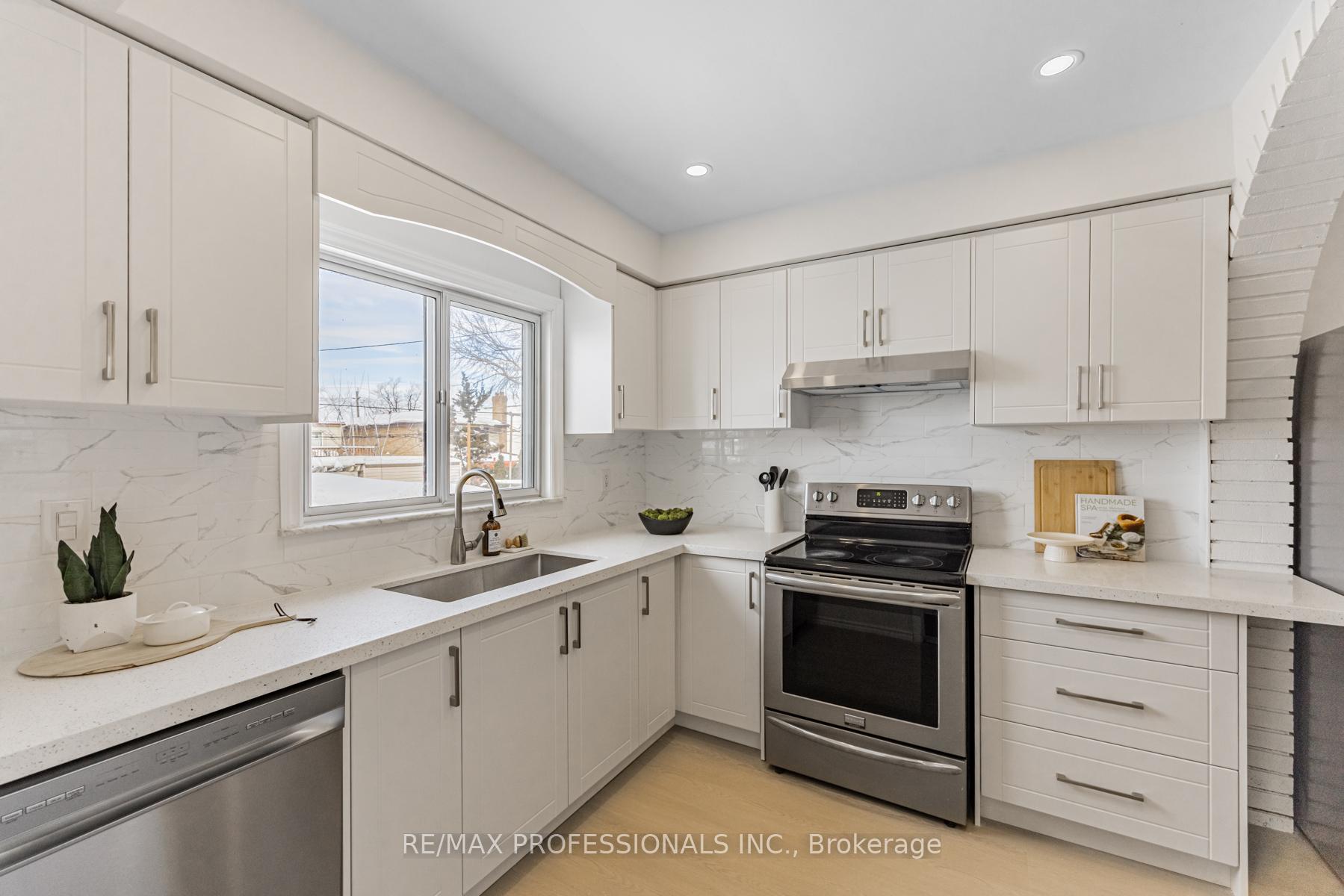 Photo 6 of 118 Holland Park Avenue, Toronto, Oakwood Village — HOMEH