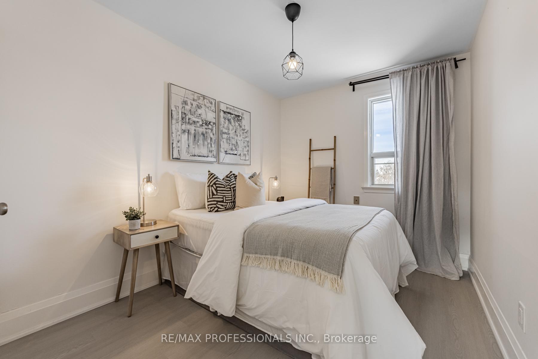 Photo 12 of 118 Holland Park Avenue, Toronto, Oakwood Village — HOMEH