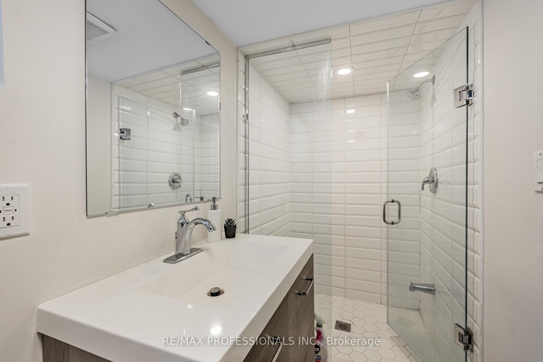 Photo 15 of 118 Holland Park Avenue, Toronto, Oakwood Village — HOMEH