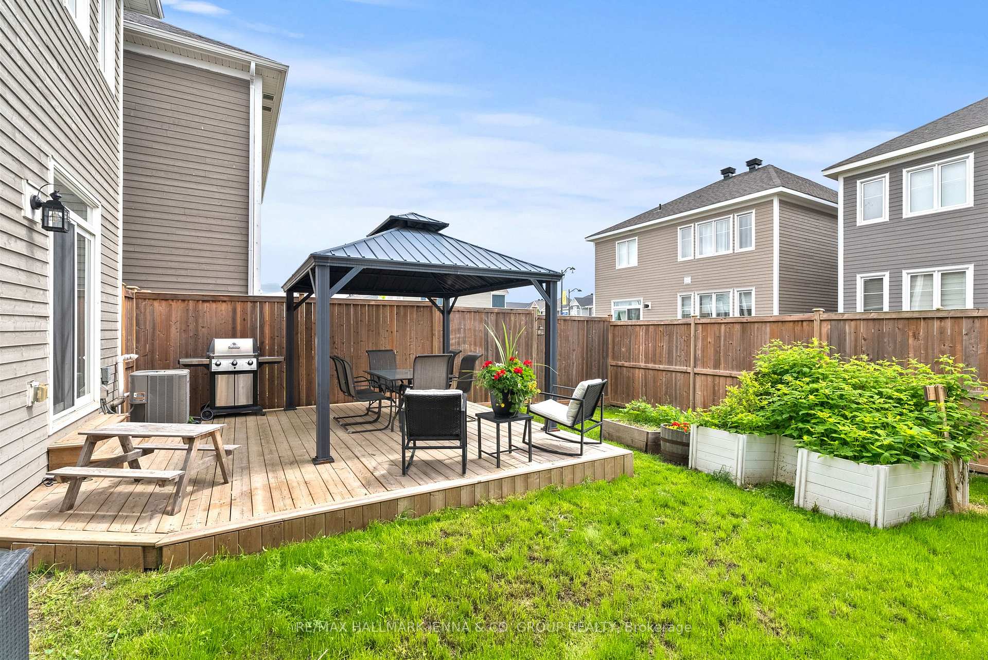 Photo 32 of 52 Hackamore Crescent, Ottawa, Goulbourn Twp From Franktown Rd/South To Rideau — HOMEH