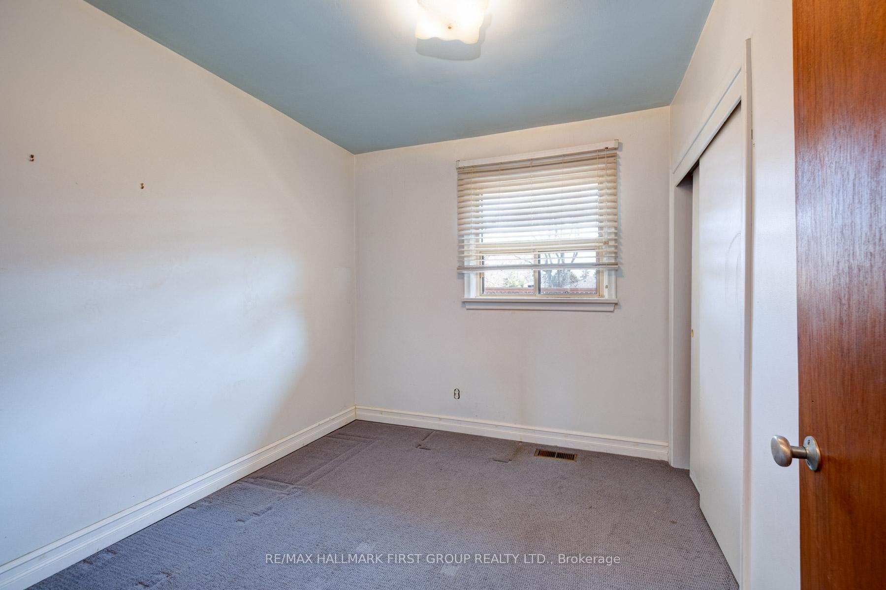Photo 10 of 103 Elizabeth Crescent S, Whitby, Blue Grass Meadows — HOMEH