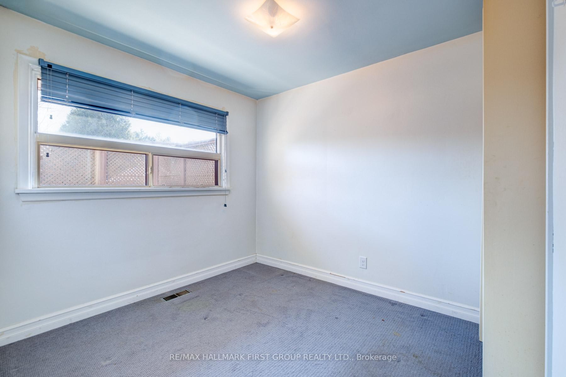 Photo 9 of 103 Elizabeth Crescent S, Whitby, Blue Grass Meadows — HOMEH
