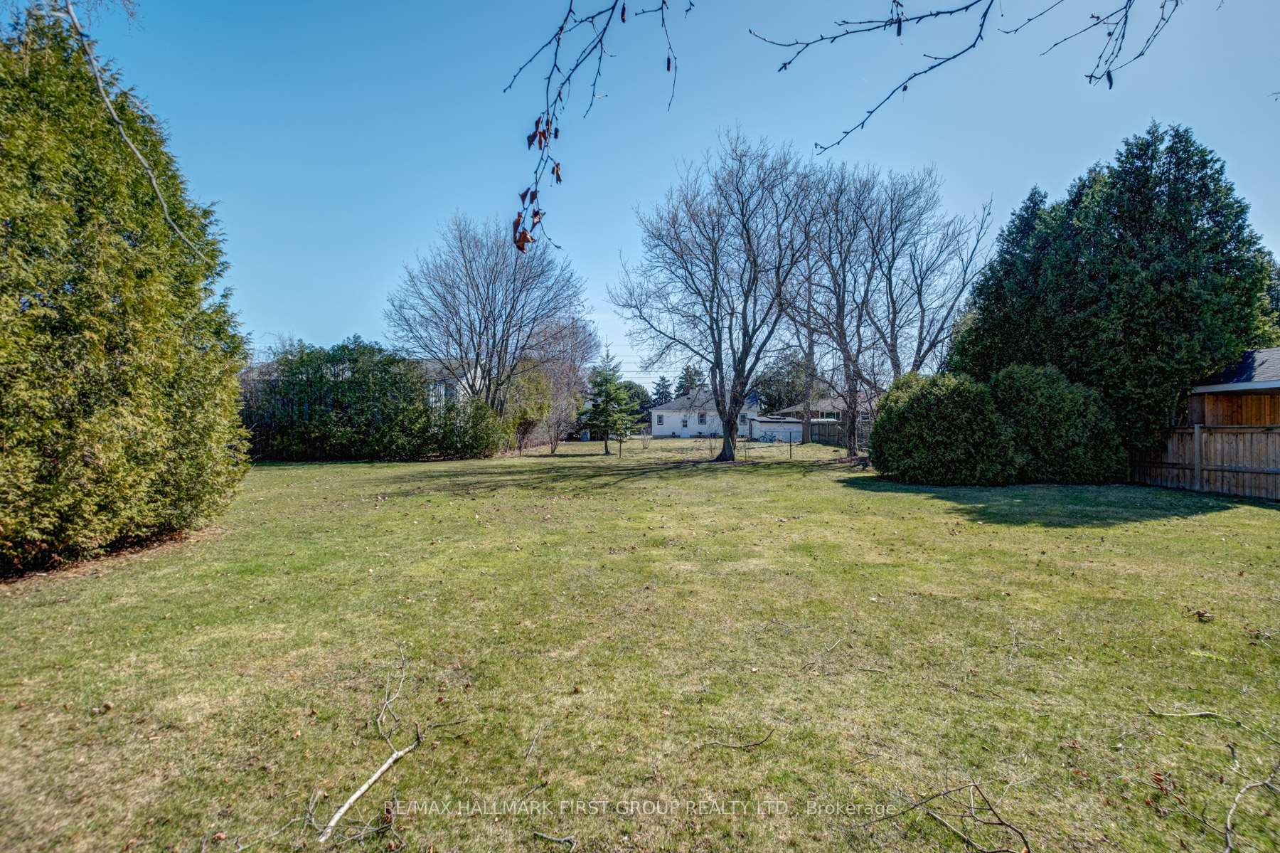 Photo 4 of 103 Elizabeth Crescent S, Whitby, Blue Grass Meadows — HOMEH