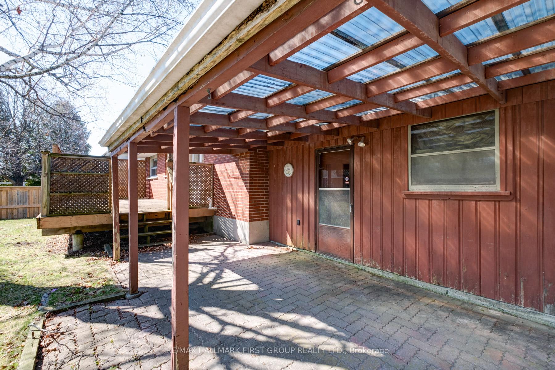 Photo 5 of 103 Elizabeth Crescent S, Whitby, Blue Grass Meadows — HOMEH