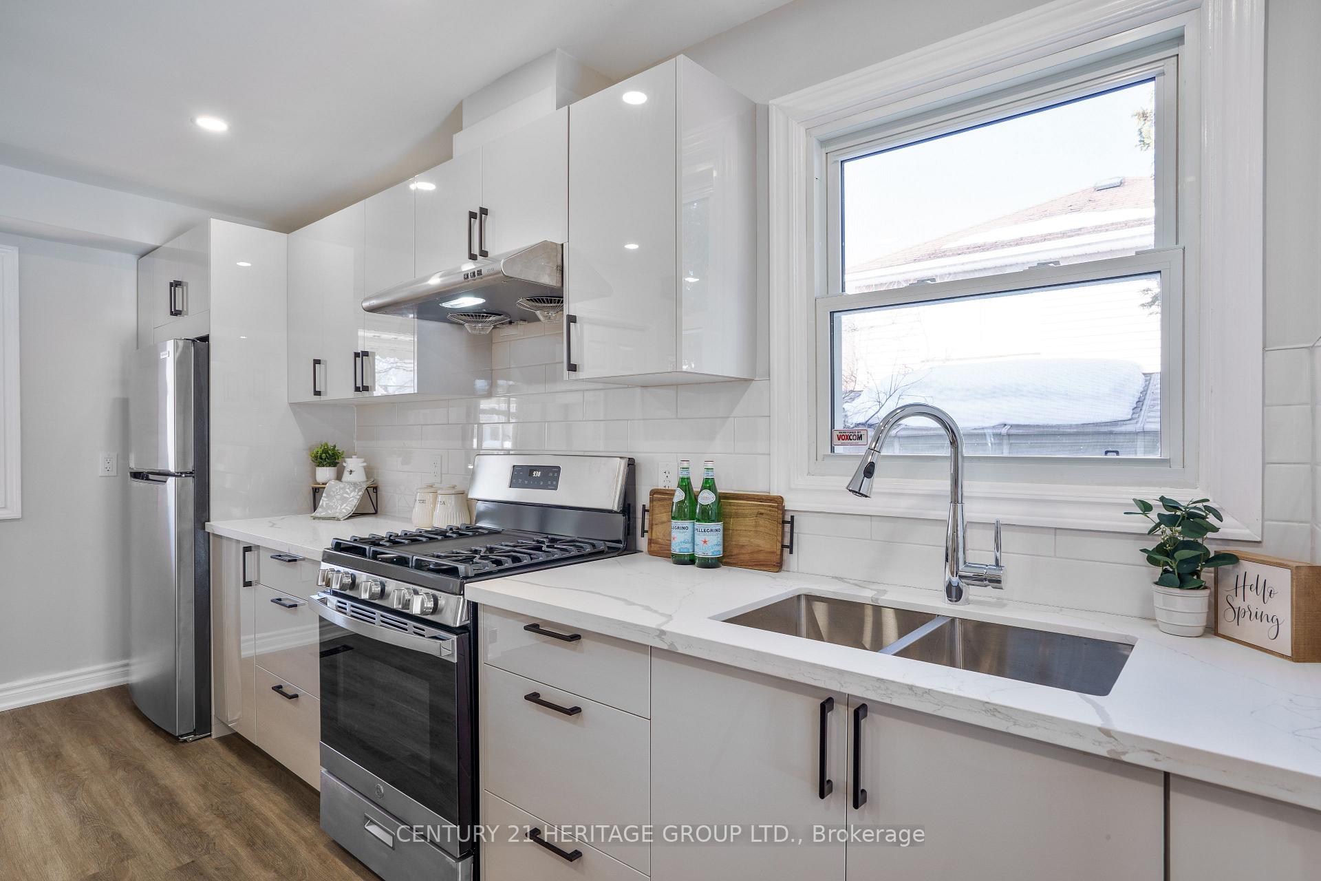 Photo 5 of 945 Vance Crescent, Innisfil, Alcona — HOMEH
