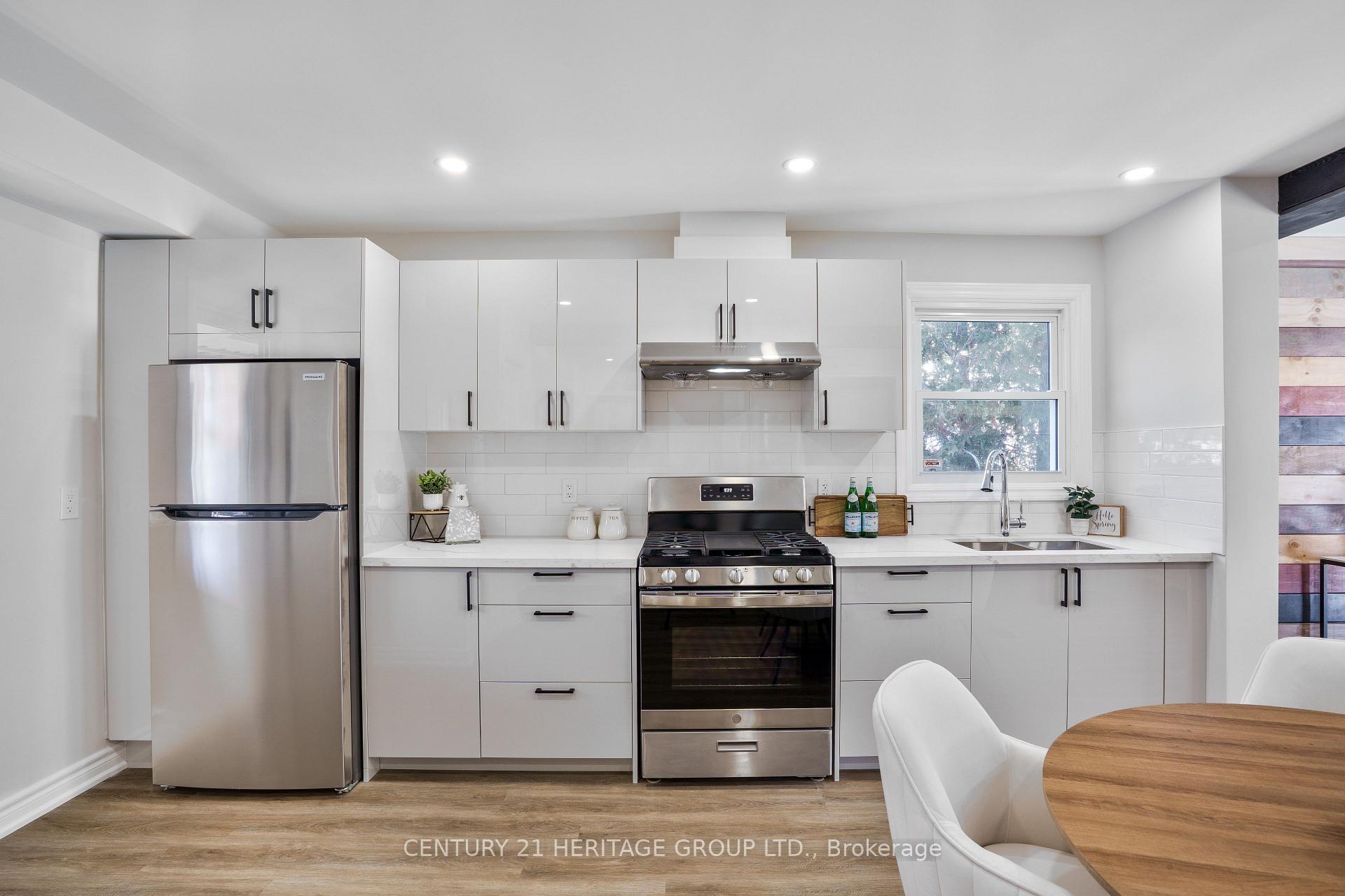 Photo 4 of 945 Vance Crescent, Innisfil, Alcona — HOMEH