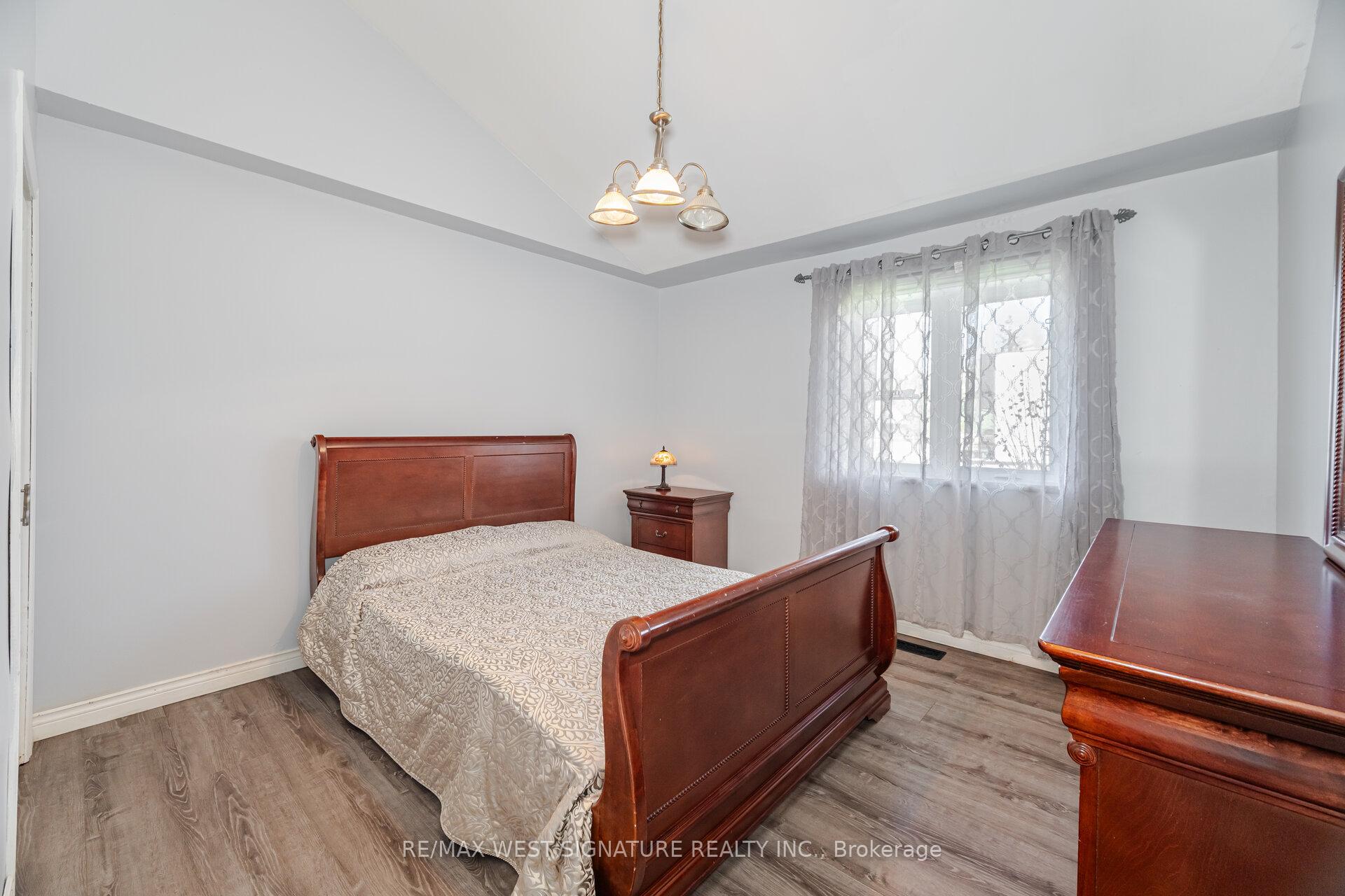 Photo 16 of 118 Martha Crescent, Caledon, Bolton West — HOMEH