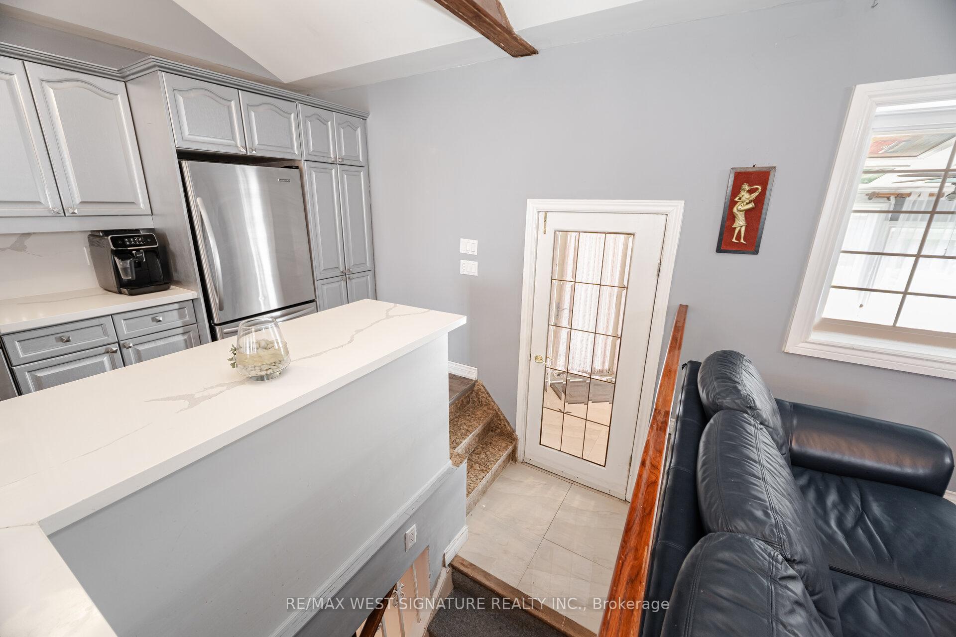 Photo 9 of 118 Martha Crescent, Caledon, Bolton West — HOMEH