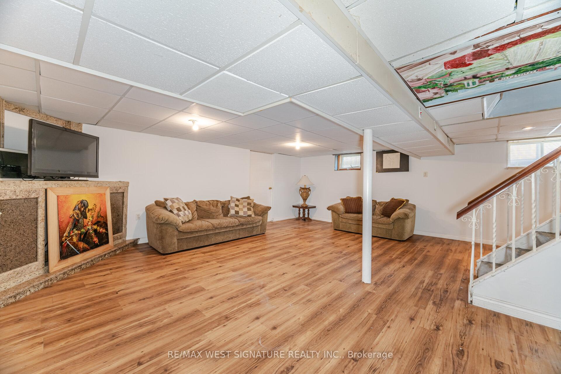 Photo 15 of 118 Martha Crescent, Caledon, Bolton West — HOMEH