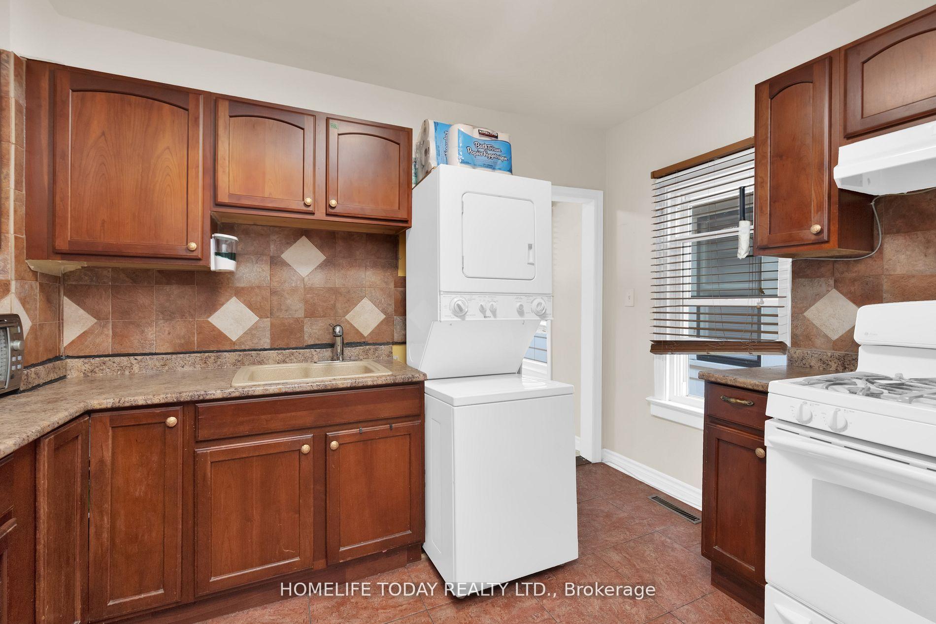 Photo 11 of 1529 Hall Avenue, Windsor, Walkerville — HOMEH