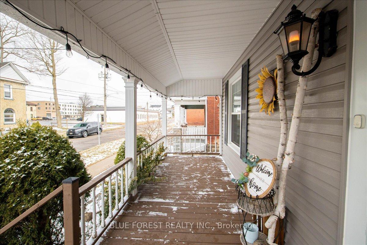 Photo 2 of 33 Metcalfe Street, St. Thomas — HOMEH