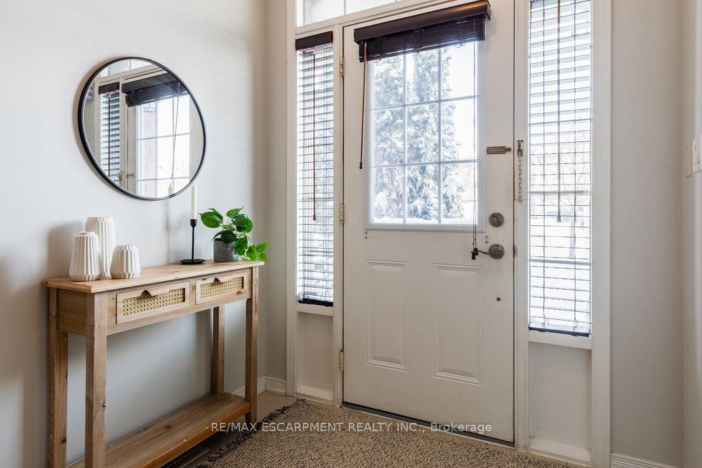 Photo 2 of 41 Bankfield Crescent, Hamilton, Stoney Creek — HOMEH