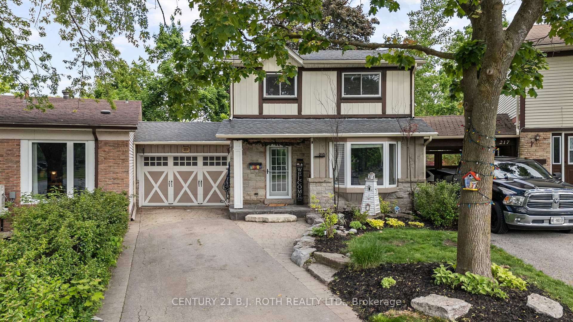 Front of 215 Cundles Road W