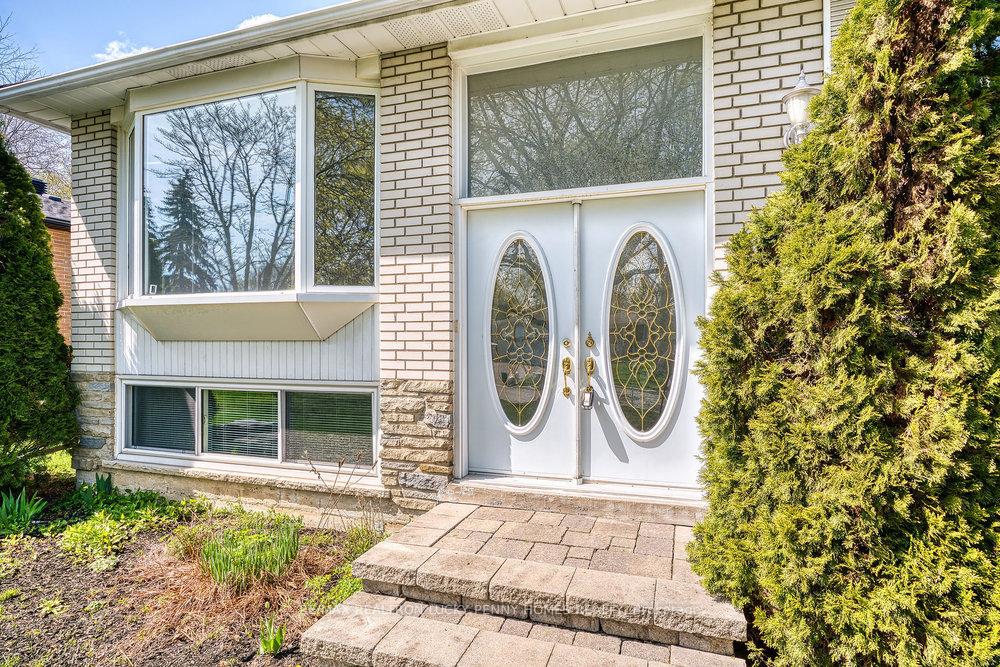 Photo 5 of 20 Bakerdale Road, Markham, Bullock — HOMEH
