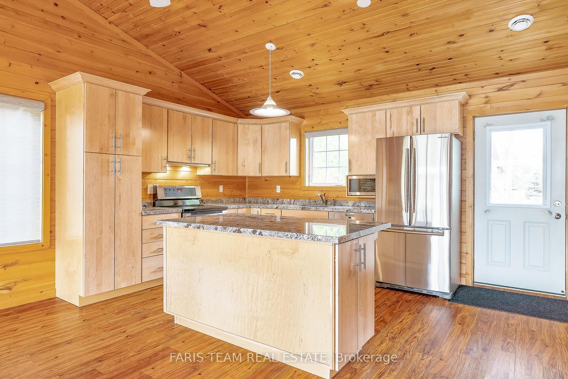 Photo 4 of 8 Cabin Crescent, Wasaga Beach — HOMEH