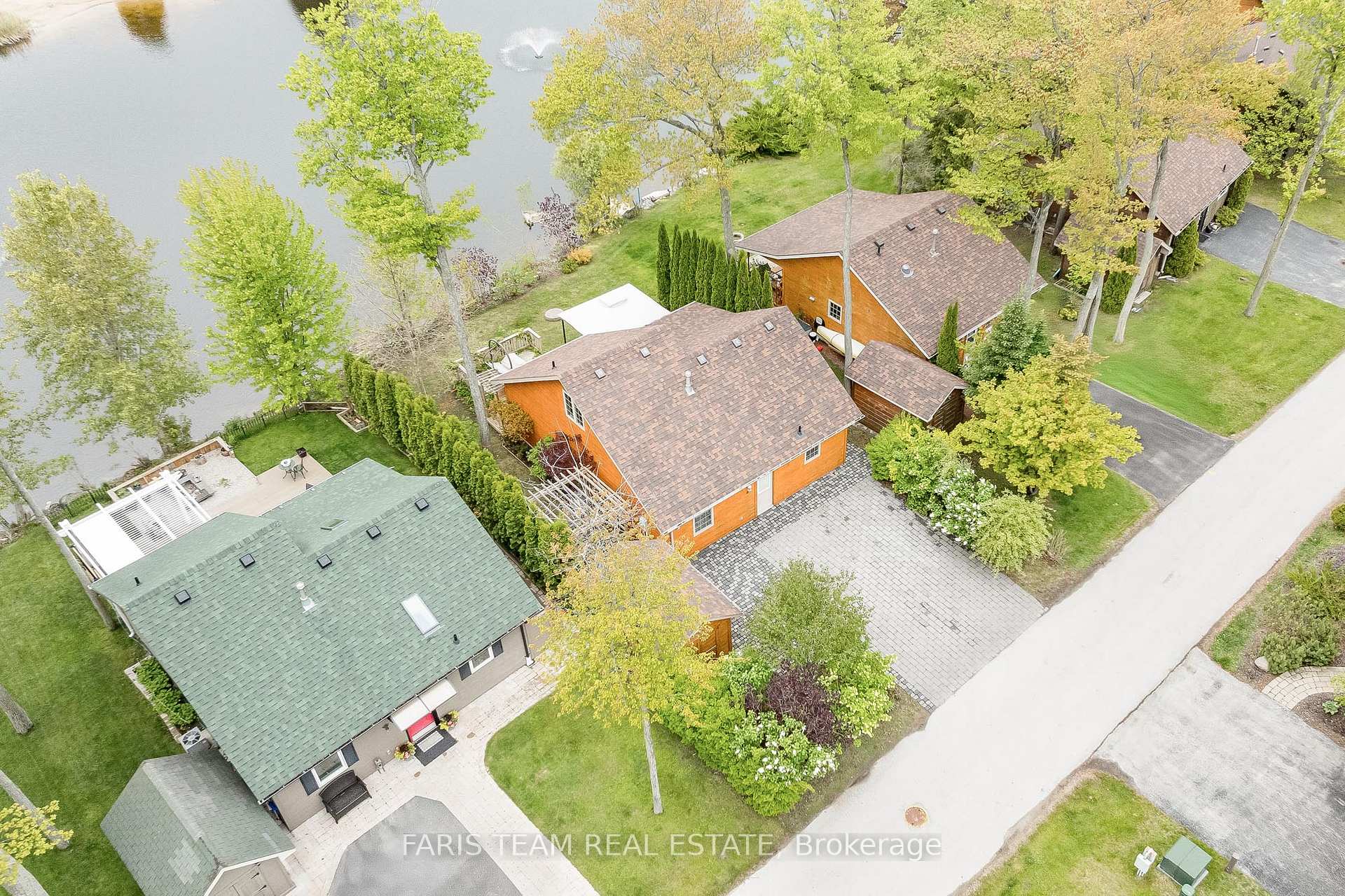 Photo 2 of 8 Cabin Crescent, Wasaga Beach — HOMEH
