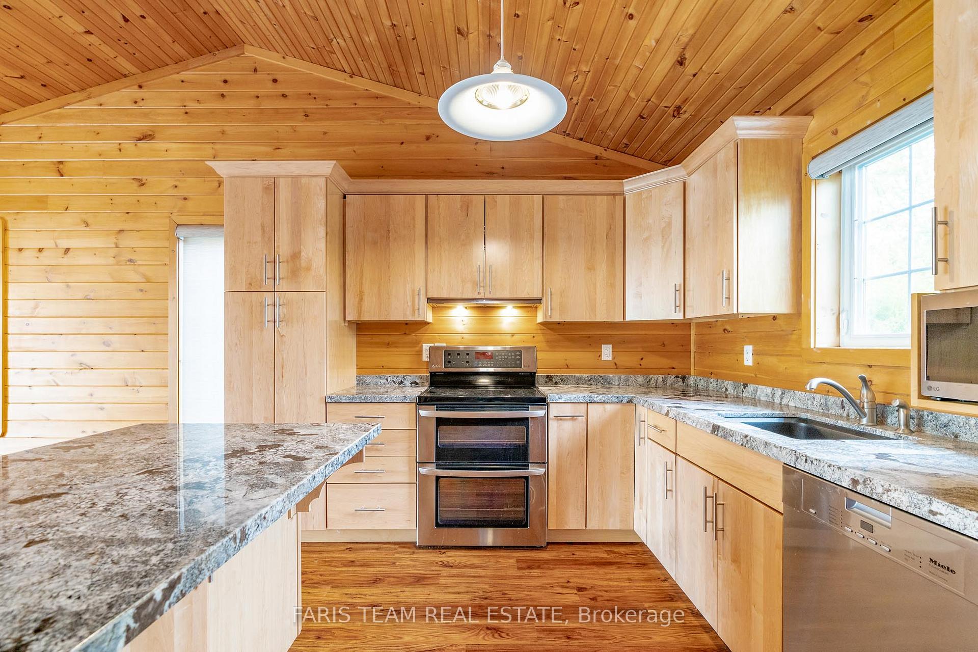 Photo 17 of 8 Cabin Crescent, Wasaga Beach — HOMEH