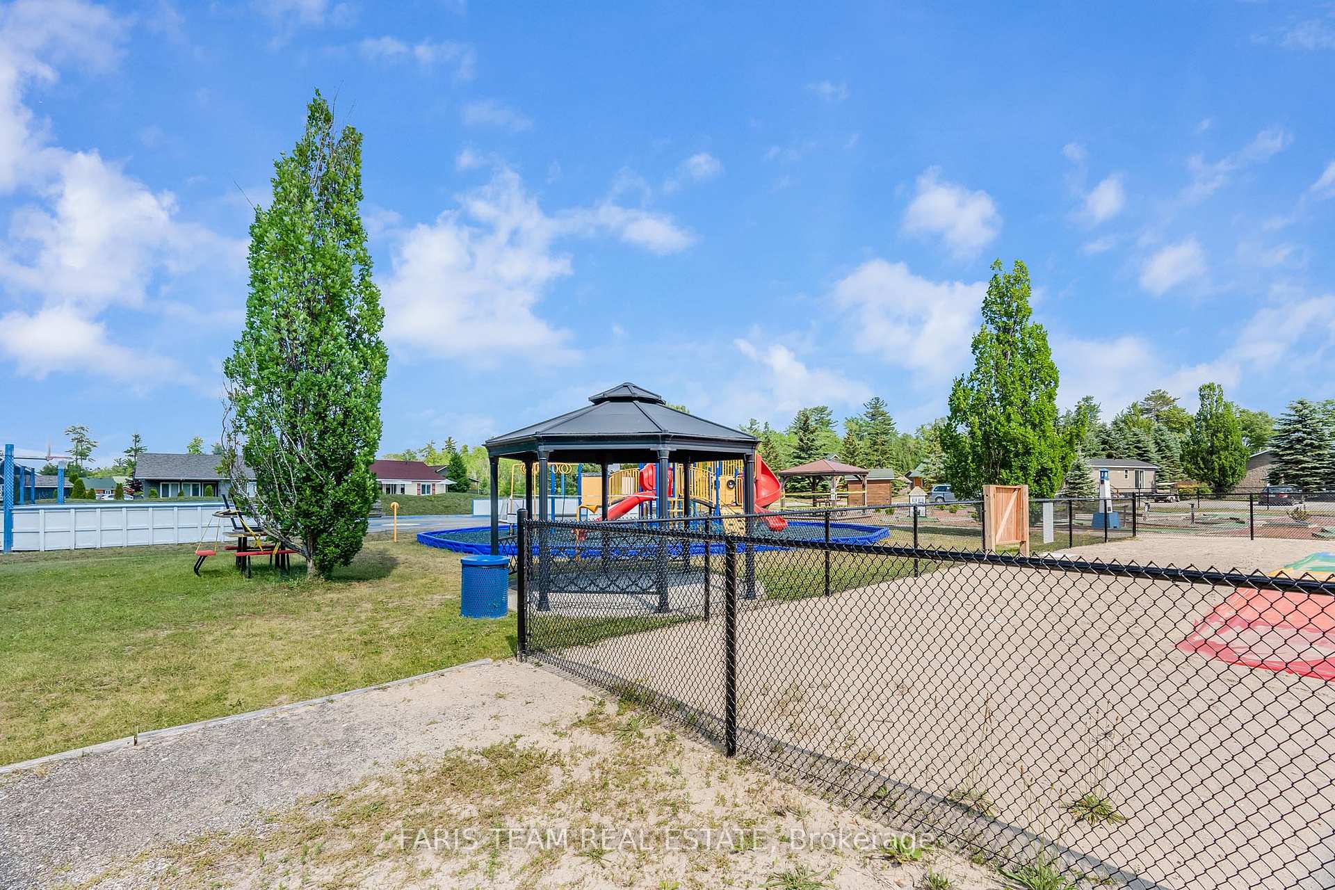 Photo 25 of 8 Cabin Crescent, Wasaga Beach — HOMEH
