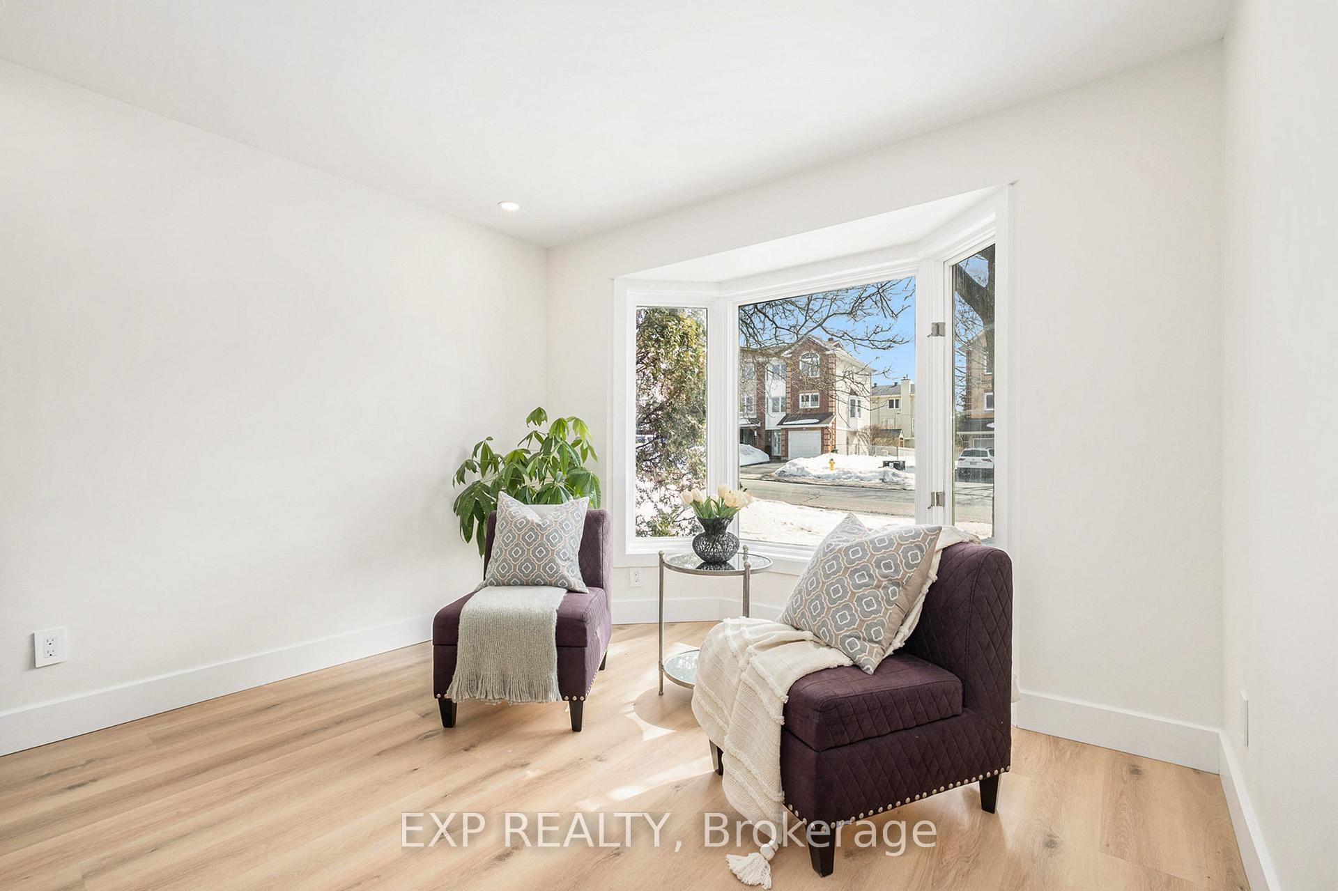Photo 3 of 16 Weybridge Drive, Ottawa, Barrhaven - Cedargrove/Fraserdale — HOMEH