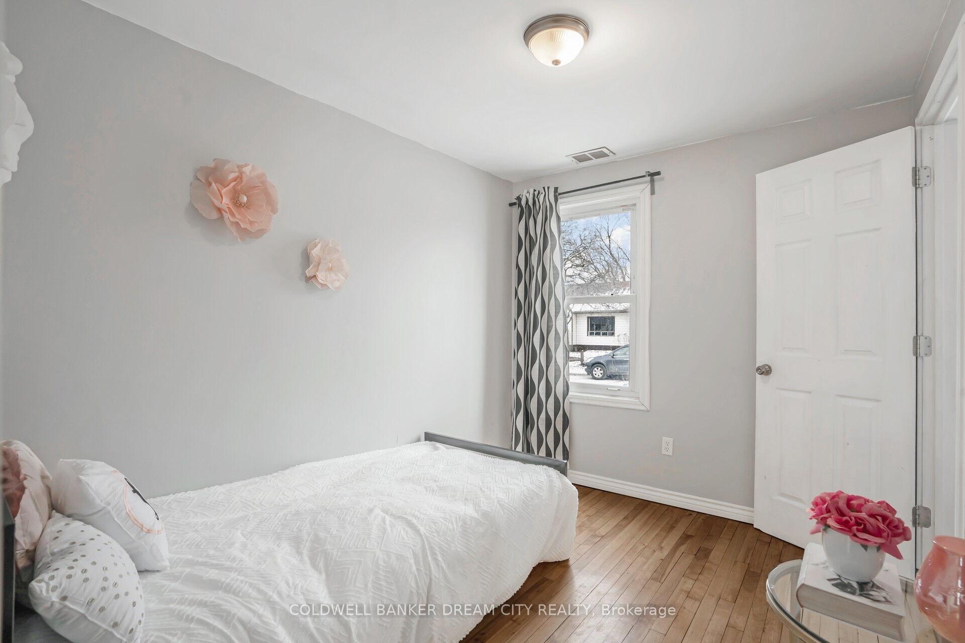 Photo 2 of 528 Upper Wentworth Street, Hamilton, Inch Park — HOMEH