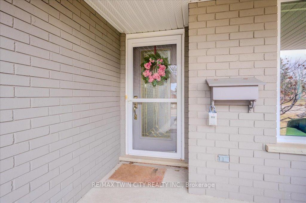 Photo 4 of 583 Thorndale Drive, Waterloo — HOMEH