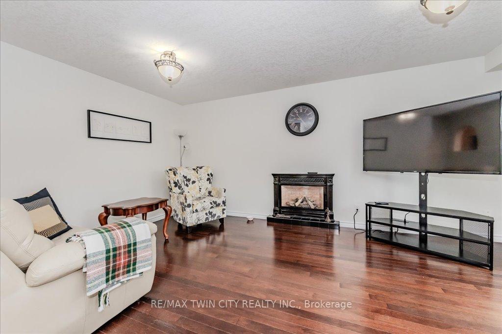Photo 3 of 583 Thorndale Drive, Waterloo — HOMEH