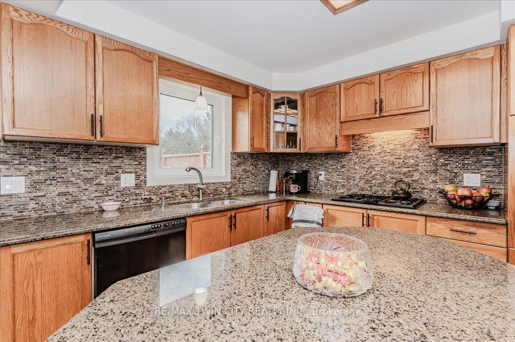 Photo 5 of 583 Thorndale Drive, Waterloo — HOMEH