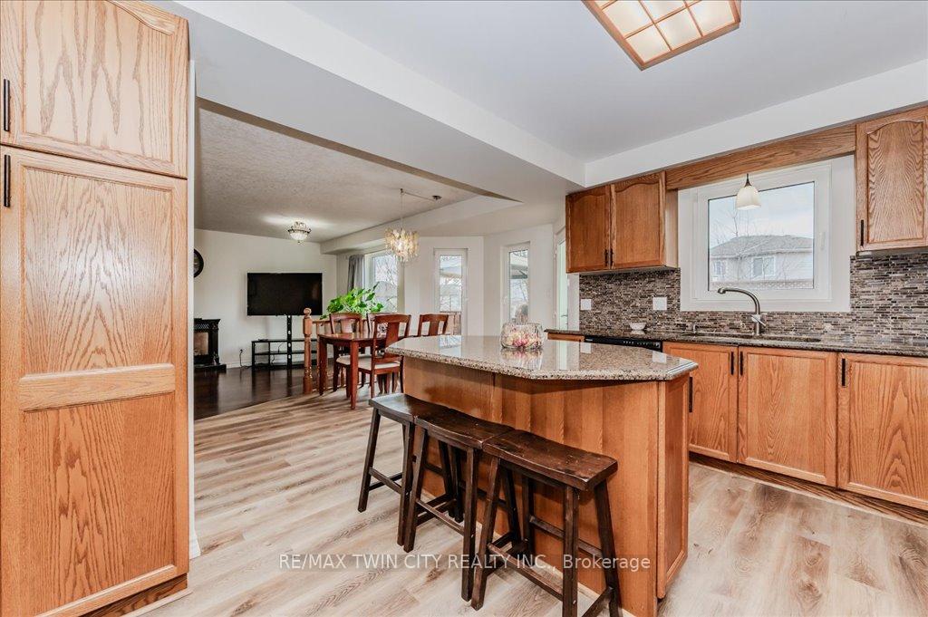 Photo 13 of 583 Thorndale Drive, Waterloo — HOMEH