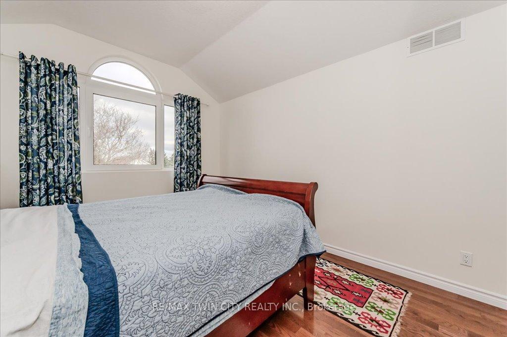 Photo 11 of 583 Thorndale Drive, Waterloo — HOMEH