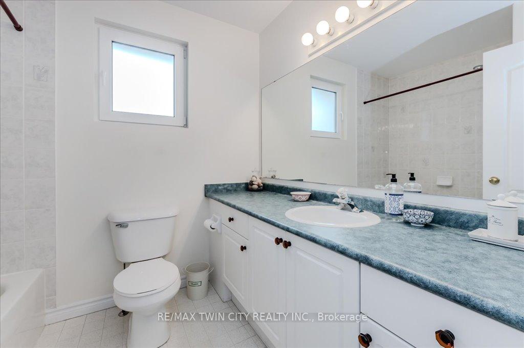 Photo 10 of 583 Thorndale Drive, Waterloo — HOMEH