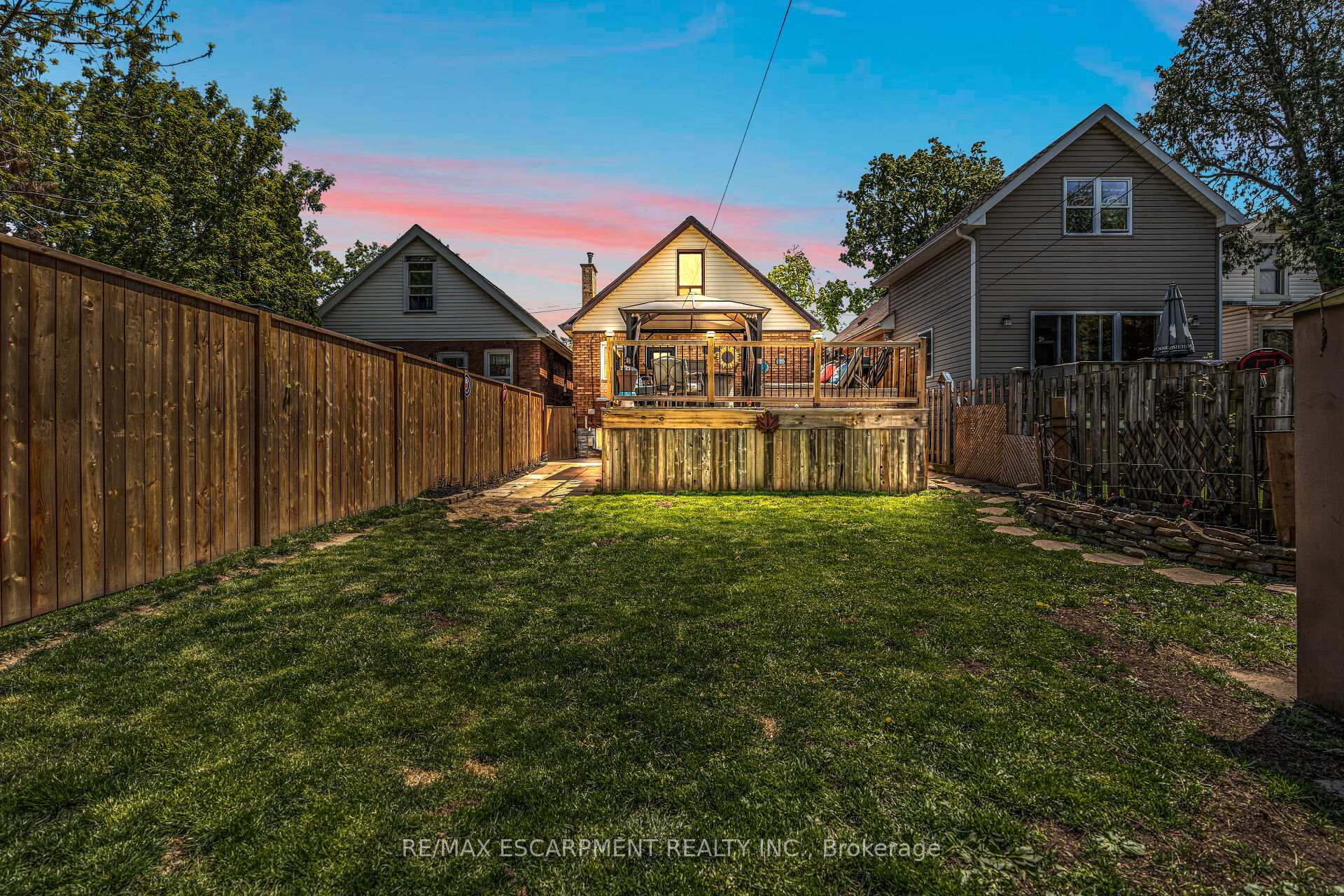 Photo 3 of 52 Graham Avenue S, Hamilton, Delta — HOMEH