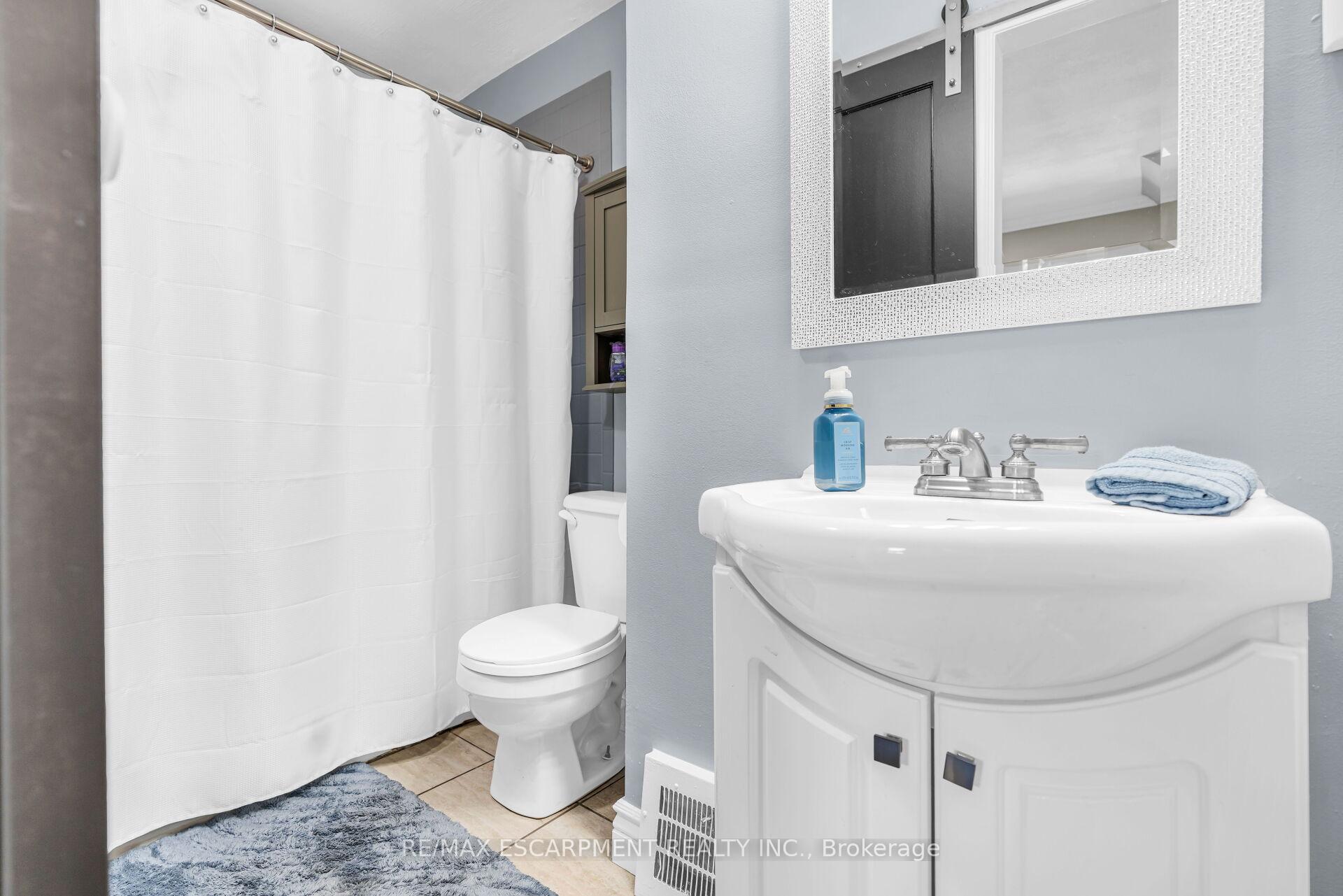 Photo 17 of 52 Graham Avenue S, Hamilton, Delta — HOMEH