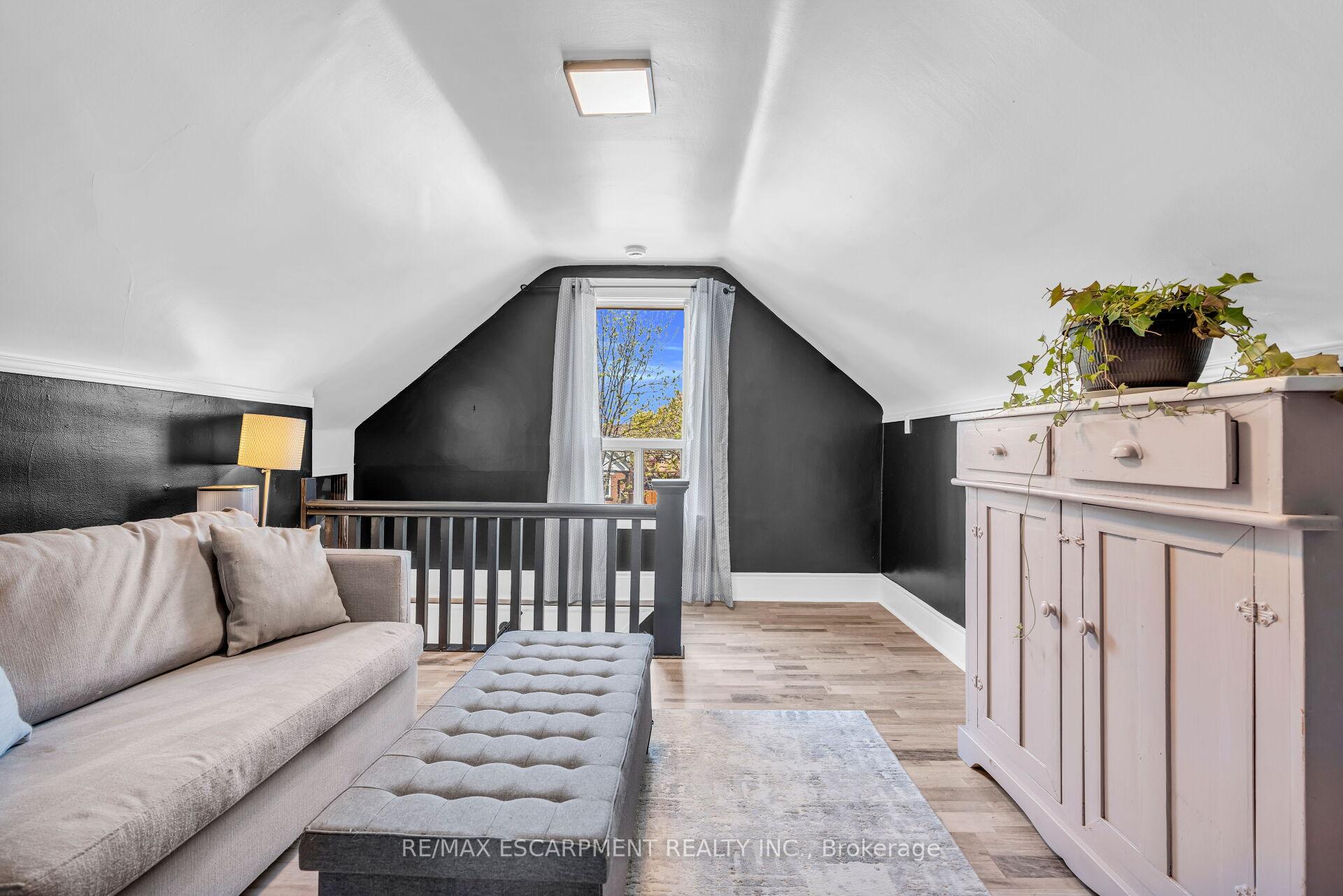 Photo 24 of 52 Graham Avenue S, Hamilton, Delta — HOMEH