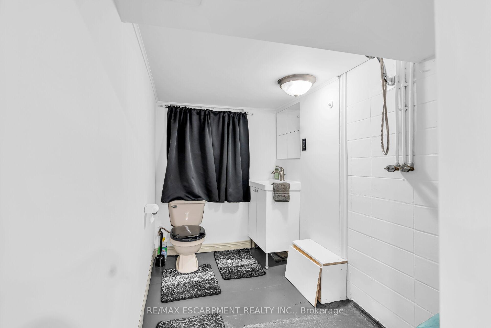 Photo 27 of 52 Graham Avenue S, Hamilton, Delta — HOMEH