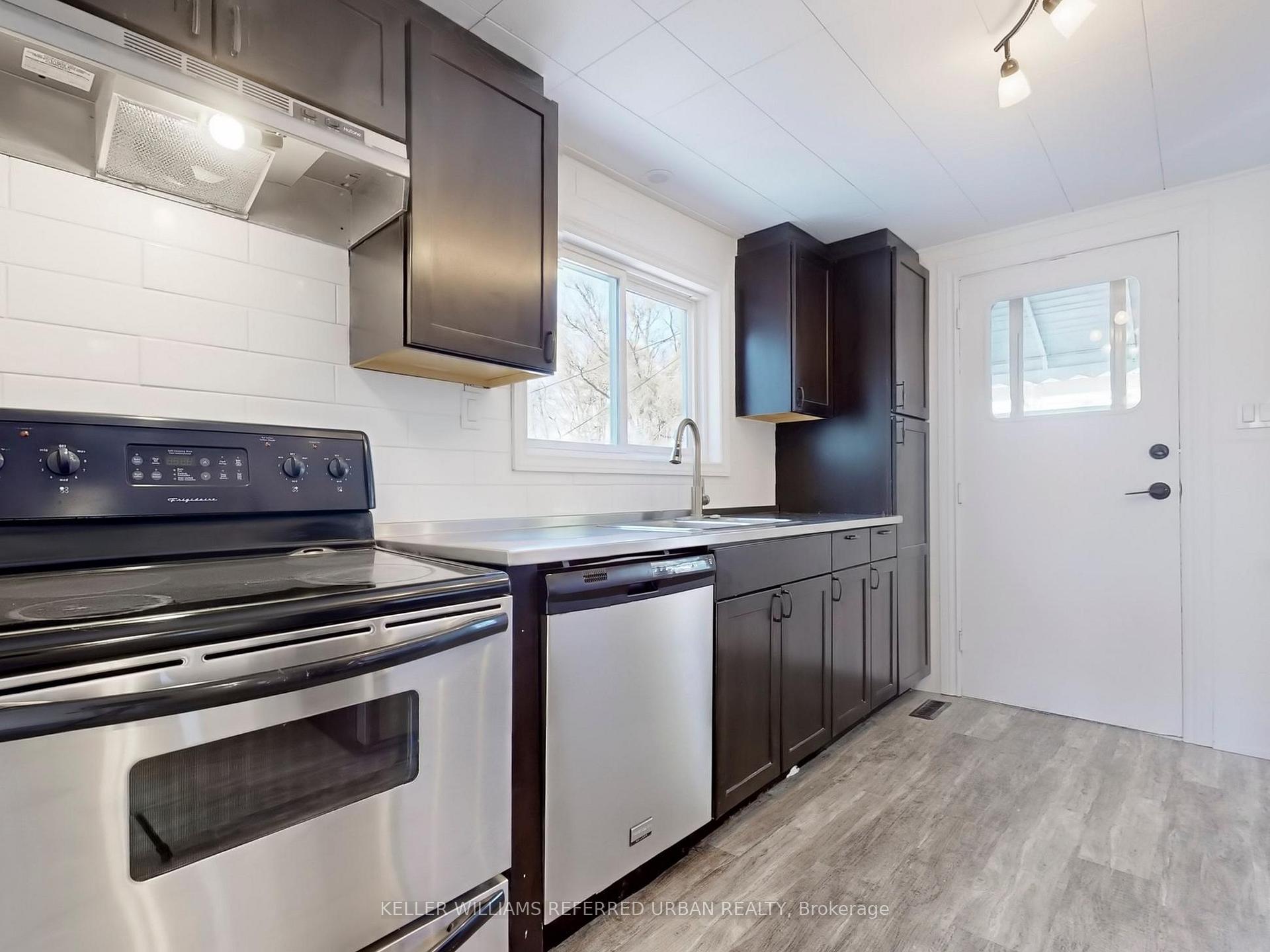 Photo 10 of 30 Perry Street, Barrie, Queen's Park — HOMEH