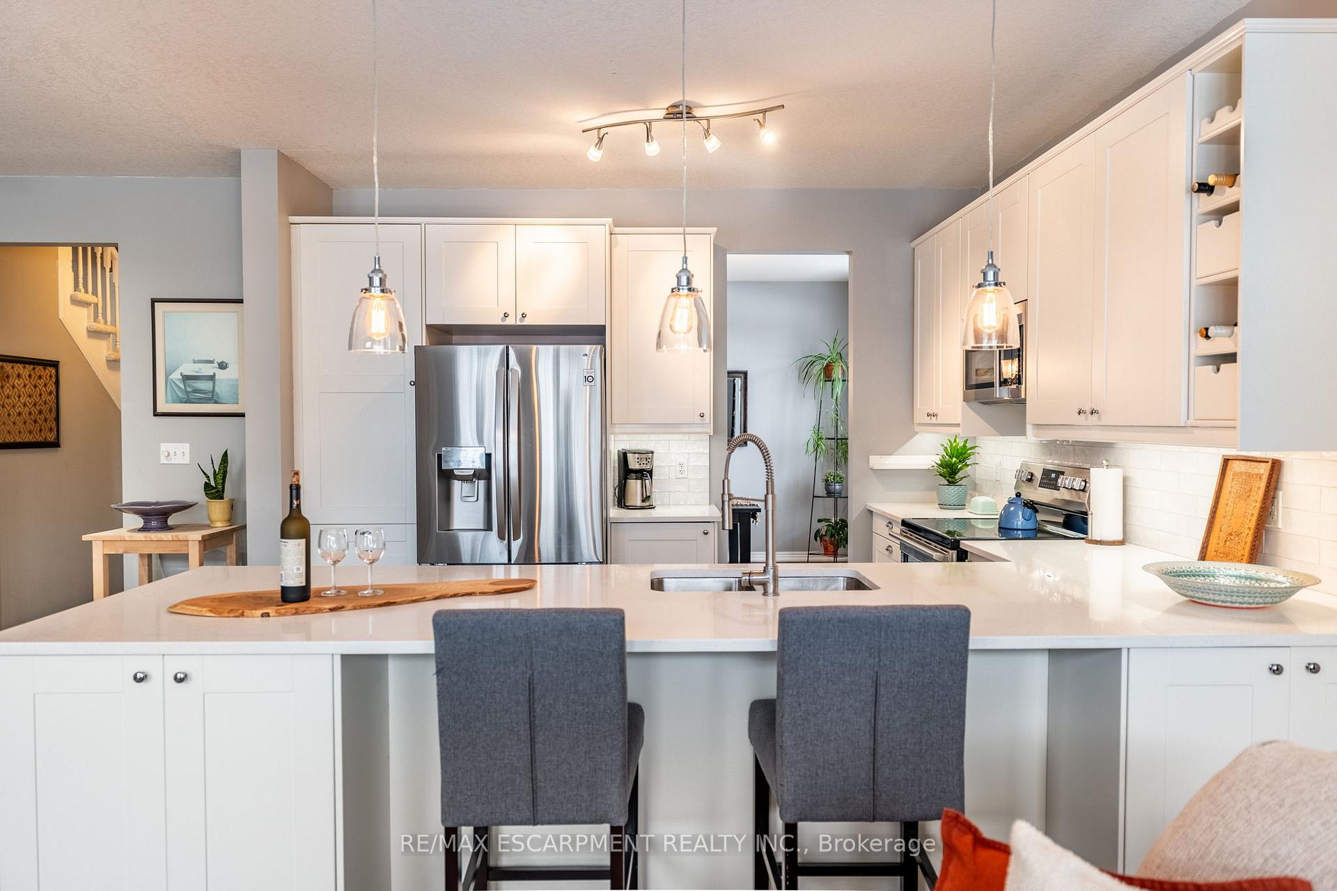 Photo 5 of 65 Goldenview Court, Hamilton, Waterdown — HOMEH
