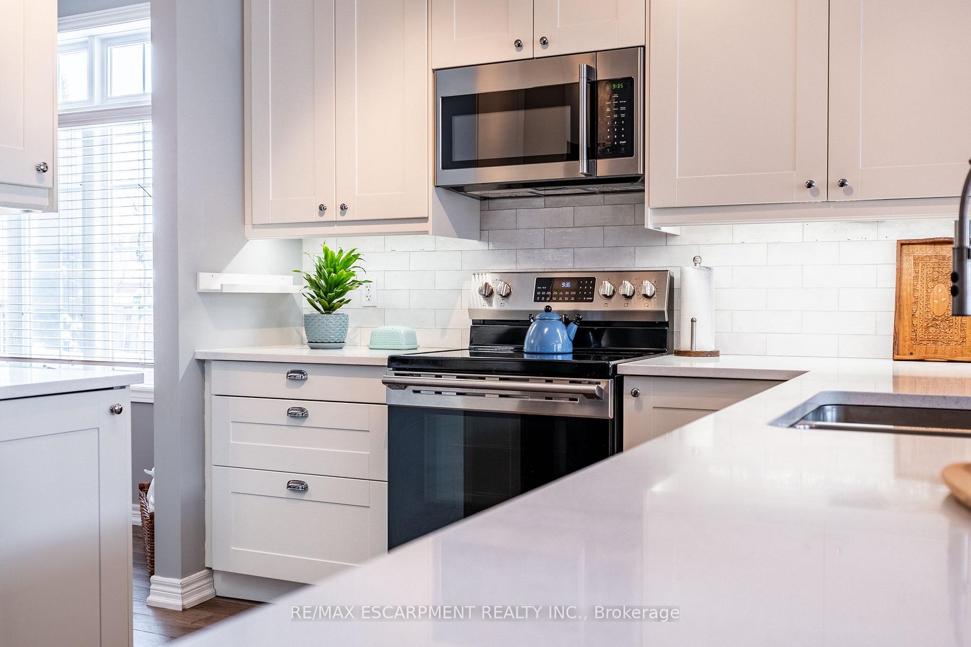 Photo 10 of 65 Goldenview Court, Hamilton, Waterdown — HOMEH