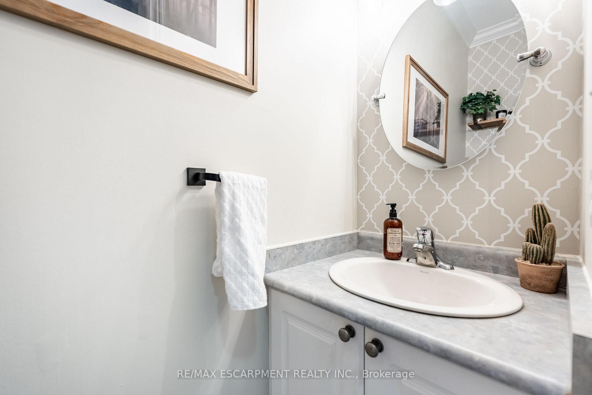 Photo 11 of 65 Goldenview Court, Hamilton, Waterdown — HOMEH