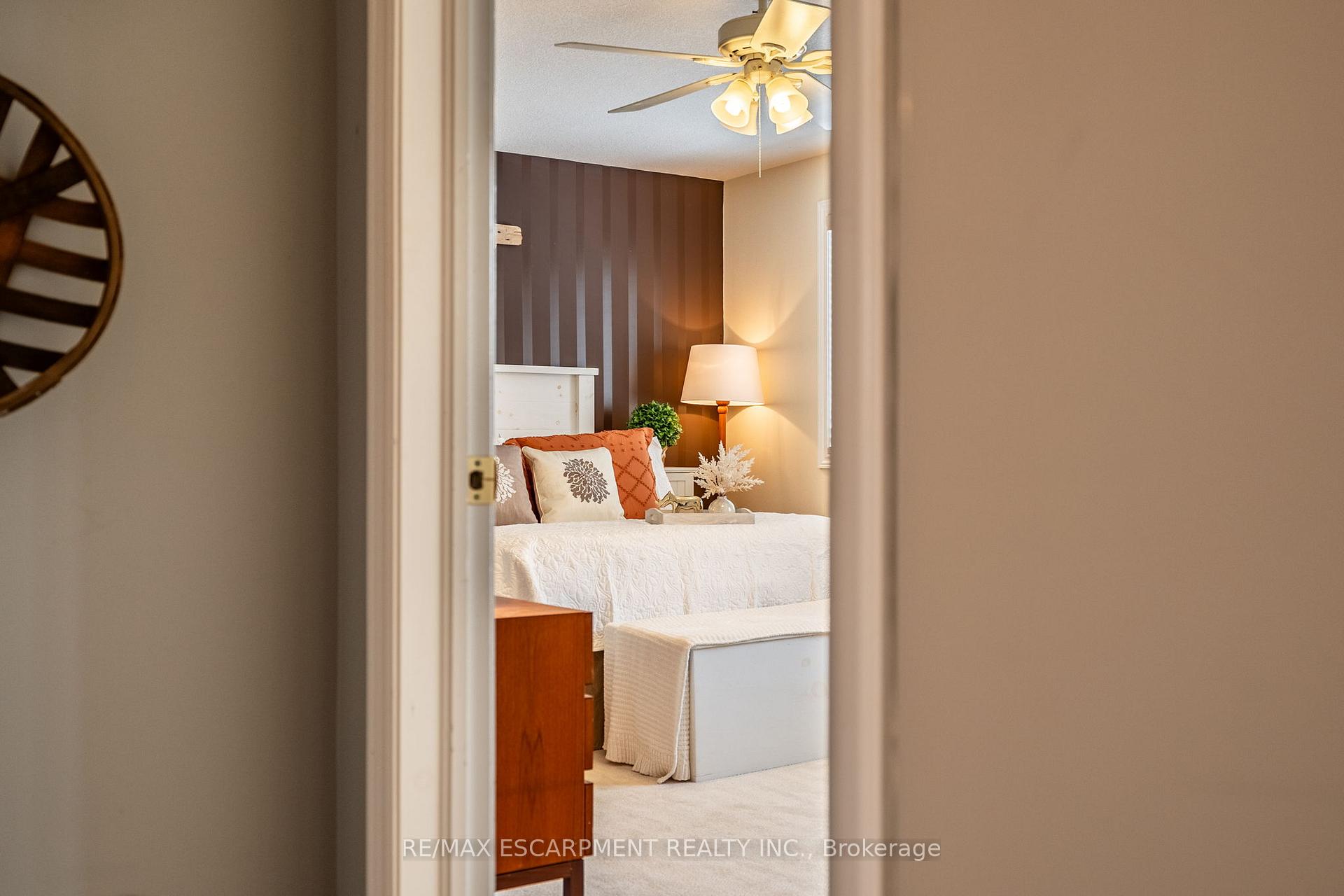 Photo 23 of 65 Goldenview Court, Hamilton, Waterdown — HOMEH