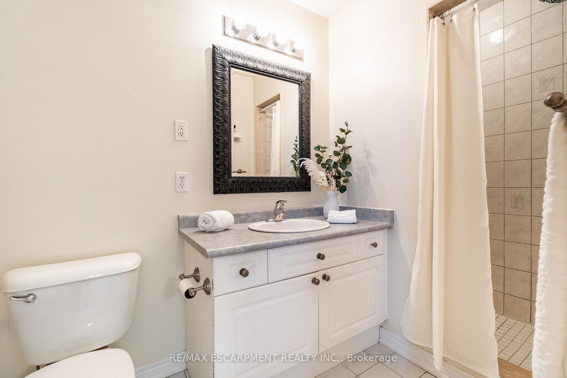 Photo 18 of 65 Goldenview Court, Hamilton, Waterdown — HOMEH