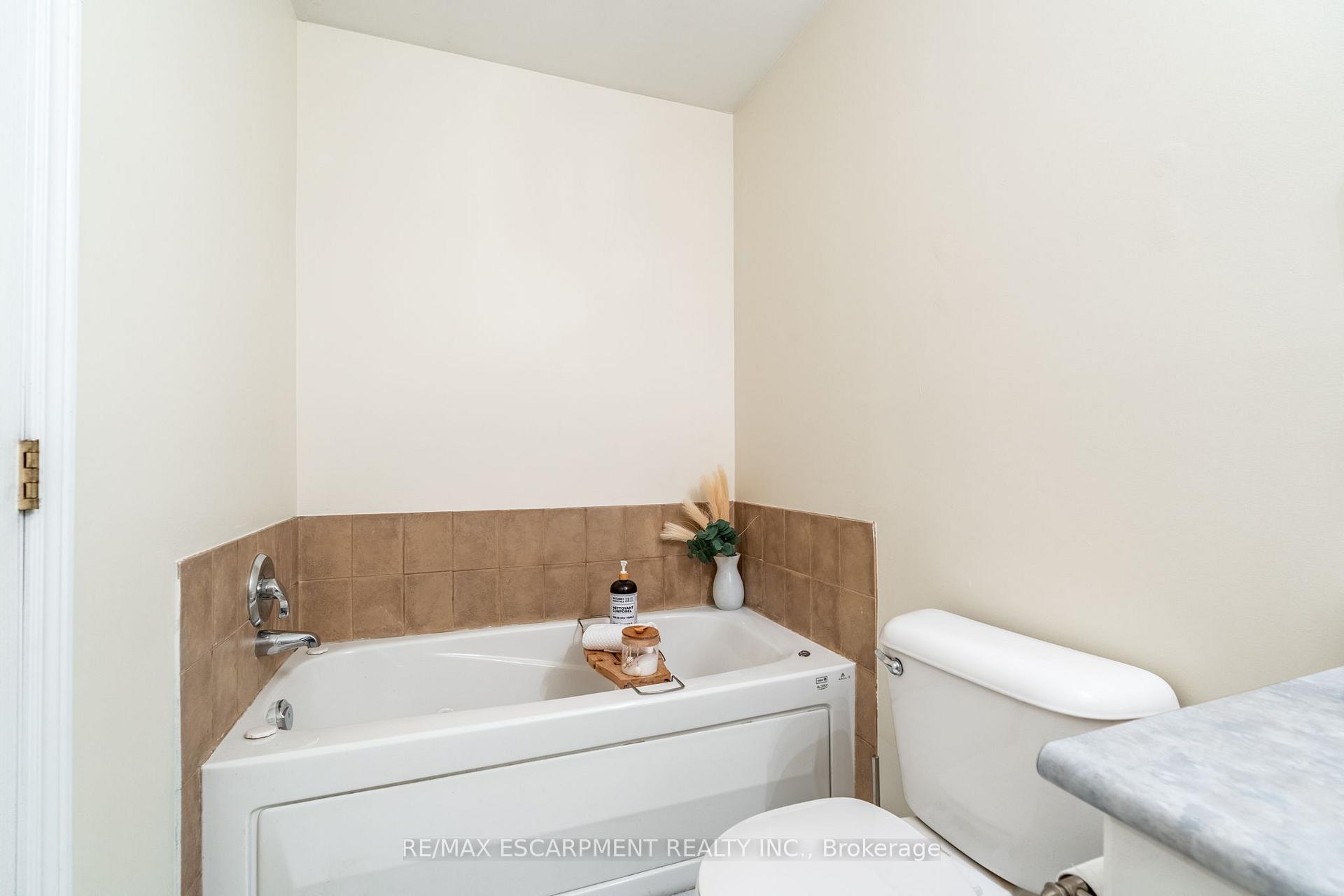 Photo 15 of 65 Goldenview Court, Hamilton, Waterdown — HOMEH