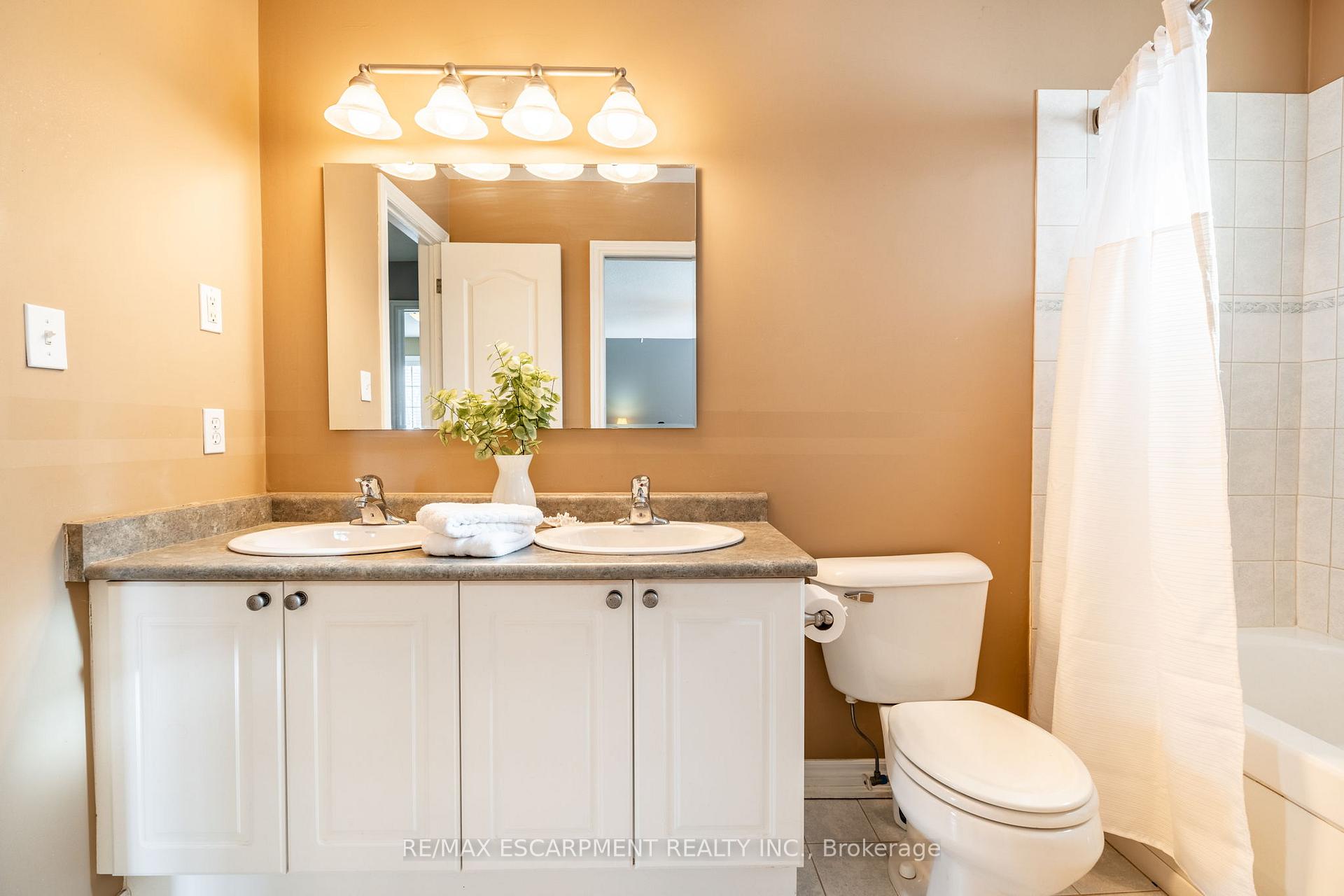 Photo 36 of 65 Goldenview Court, Hamilton, Waterdown — HOMEH